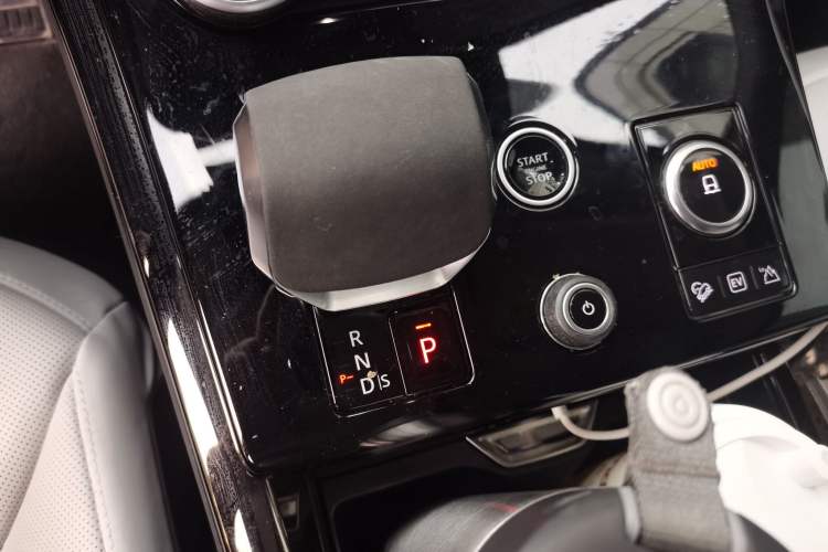 Used Land Rover Range SportNew Energy 2023 P510e Plug-in Hybrid – First Edition Gear Lever