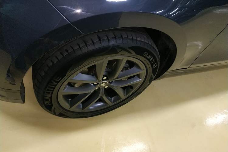 Used Land Rover Range Velar 2024 Dynamic SE Left Front Wheel Hub