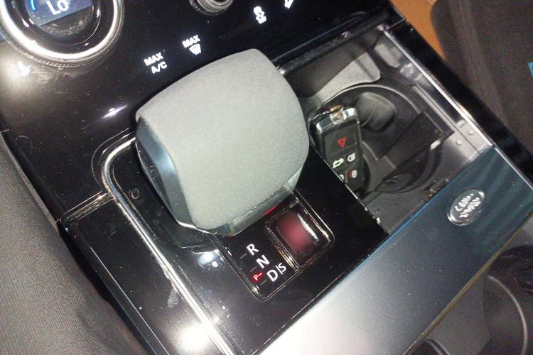 Used Land Rover Range Velar 2023 250 PS Ebony Black Limited Edition Gear Lever