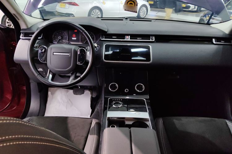 Used Land Rover Range Velar 2019 250 PS Center Console