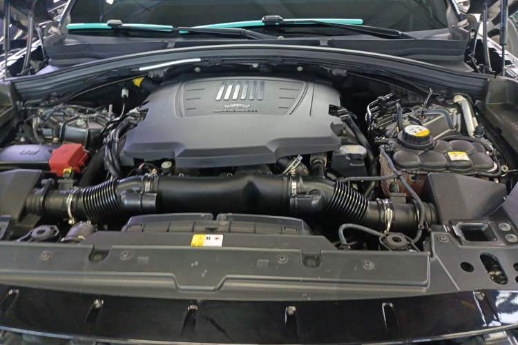 Used Land Rover Range Velar 2017 P380 R-DYNAMIC SE Engine Bay