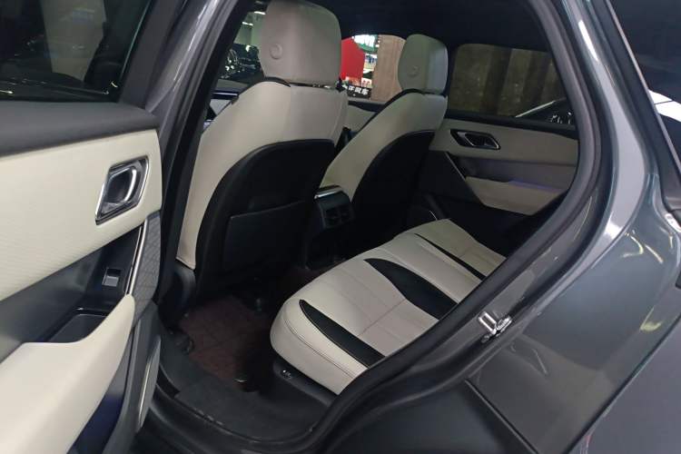 Used Land Rover Range Velar 2017 P380 R-DYNAMIC SE Interior 4