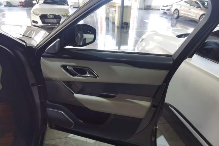 Used Land Rover Range Velar 2017 P380 R-DYNAMIC SE Interior 5
