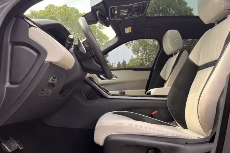 Used Land Rover Range Velar 2017 P380 R-DYNAMIC SE Interior 6