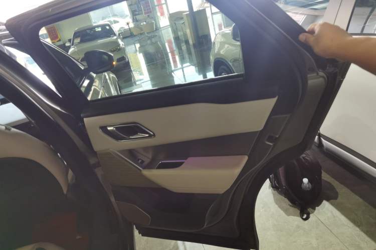 Used Land Rover Range Velar 2017 P380 R-DYNAMIC SE Interior 6