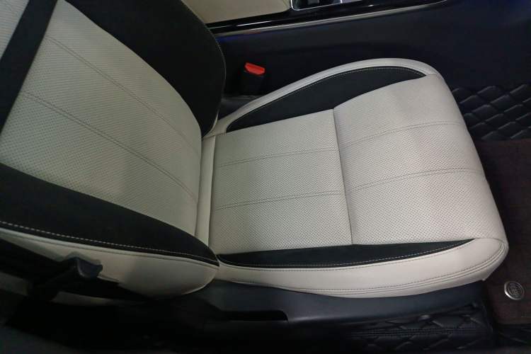 Used Land Rover Range Velar 2017 P380 R-DYNAMIC SE Right Front Seat