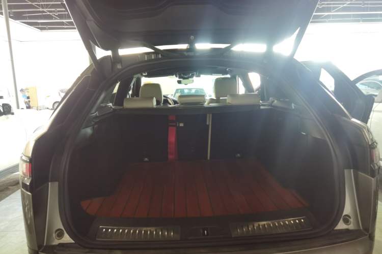 Used Land Rover Range Velar 2017 P380 R-DYNAMIC SE Trunk