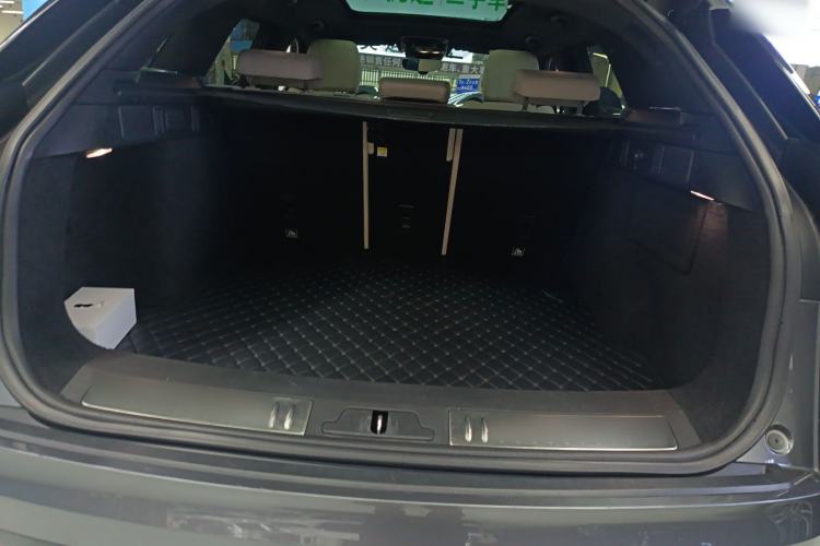 Used Land Rover Range Velar 2017 P380 R-DYNAMIC SE Trunk
