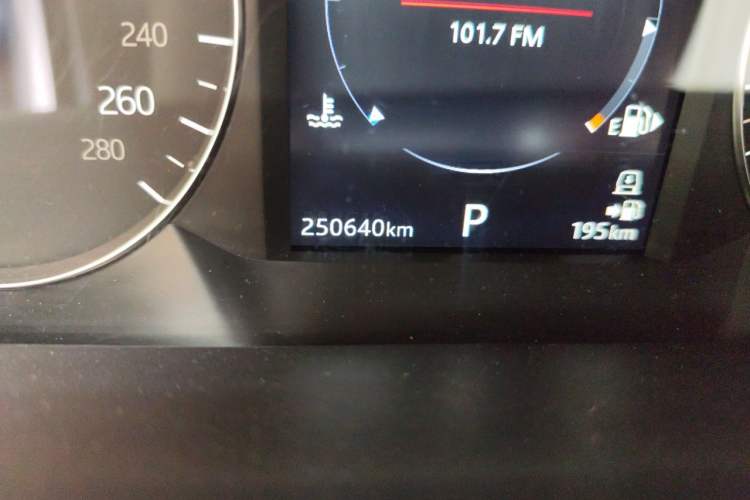 Used Land Rover Range Velar 2017 P380 R-DYNAMIC SE Odometer Close Up