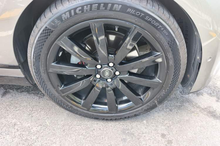 Used Land Rover Range Velar 2017 P380 R-DYNAMIC SE Right Front Wheel Hub