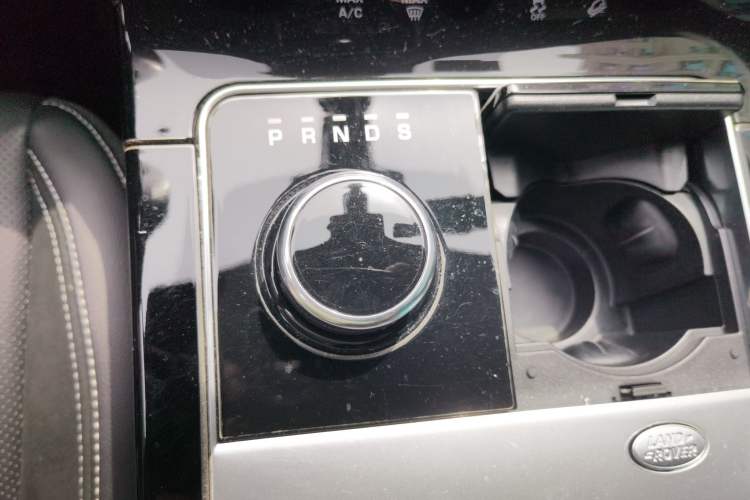 Used Land Rover Range Velar 2017 P380 R-DYNAMIC SE Gear Lever