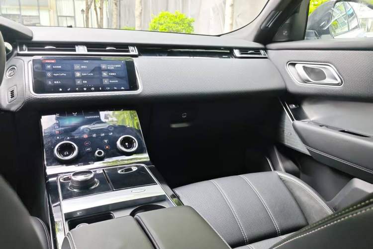 Used Land Rover Range Velar 2017 P380 R-DYNAMIC SE Interior 4