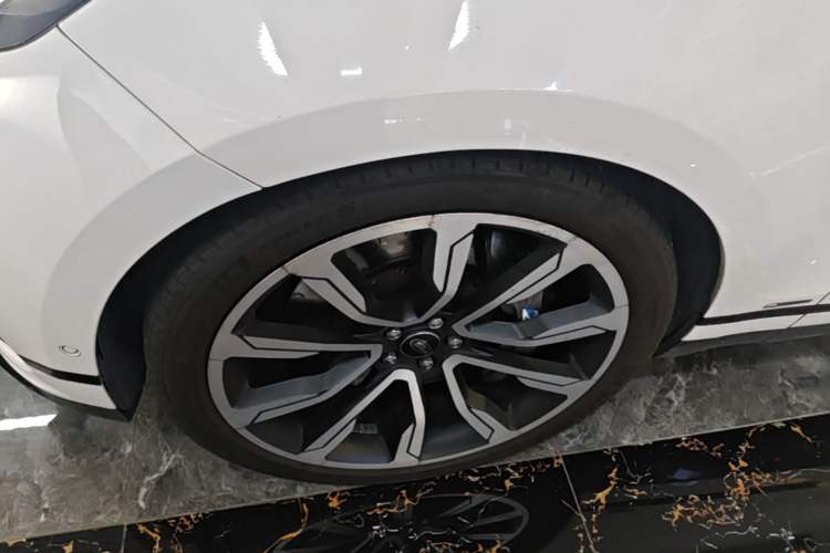 Used Land Rover Range Velar 2017 P380 R-DYNAMIC SE Left Front Wheel Hub