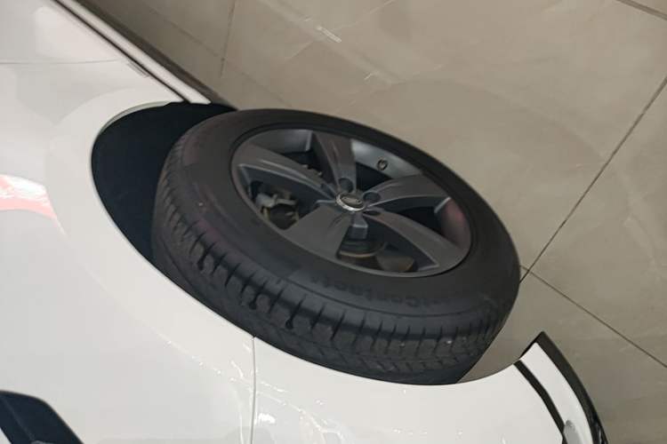 Used Land Rover Range Velar 2017 P380 R-DYNAMIC S Left Front Wheel Hub