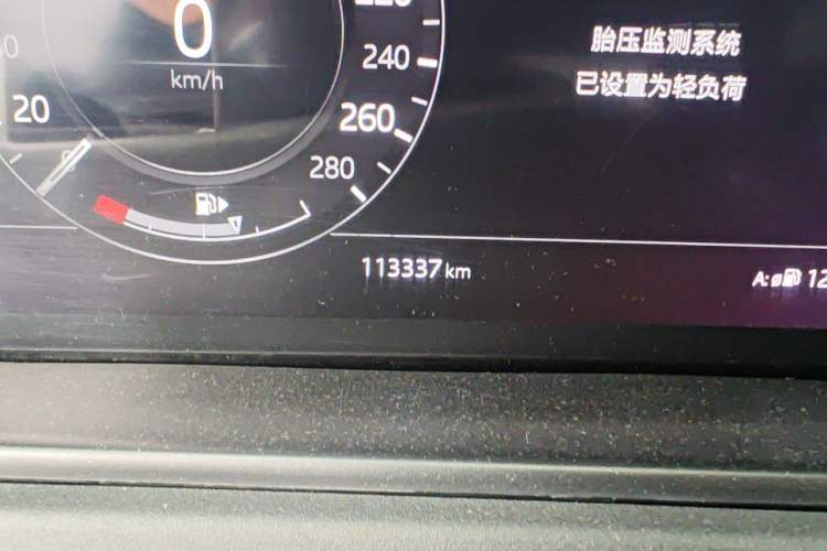 Used Land Rover Range Velar 2017 P380 R-DYNAMIC HSE Odometer Close Up