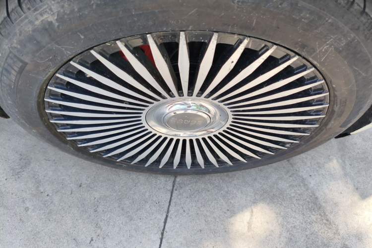 Used Land Rover Range Velar 2017 P380 R-DYNAMIC SE Right Front Wheel Hub