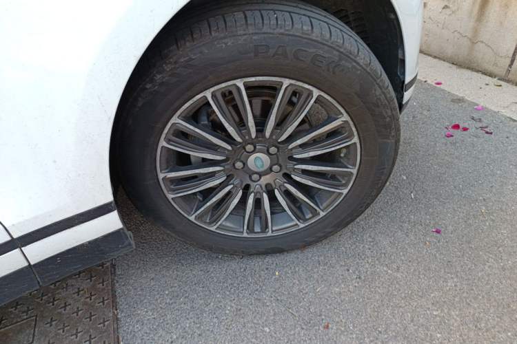 Used Land Rover Range Velar 2017 P250 S Right Front Wheel Hub
