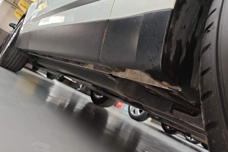 Used Land Rover Range Velar 2017 P250 S Right Side Sill