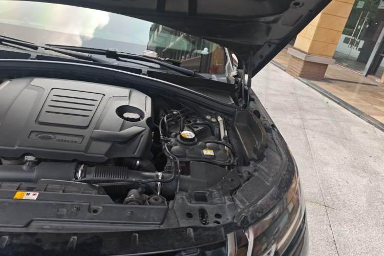 Used Land Rover Range Velar 2018 P300 R-DYNAMIC S Engine Bay Left