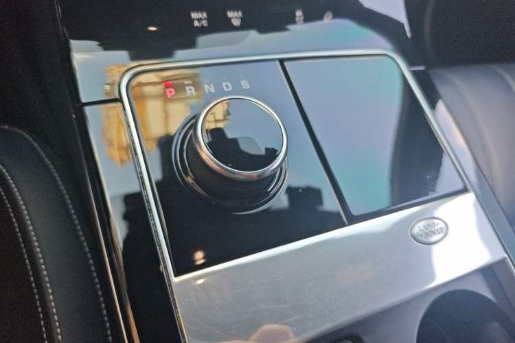 Used Land Rover Range Velar 2018 P300 R-DYNAMIC S Gear Lever