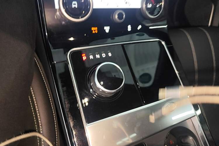 Used Land Rover Range Velar 2018 P380 R-DYNAMIC SE Gear Lever