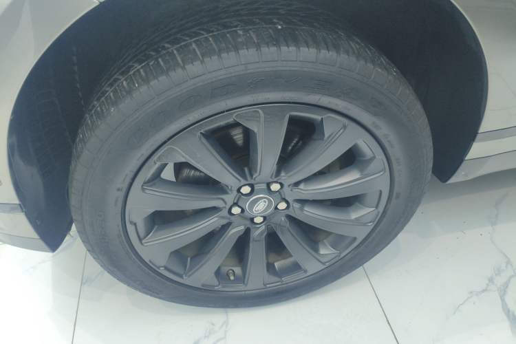 Used Land Rover Range Velar 2018 P380 R-DYNAMIC SE Left Front Wheel Hub