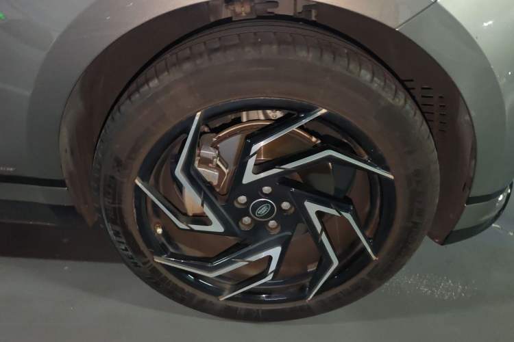 Used Land Rover Range Velar 2018 P300 S Right Front Wheel Hub