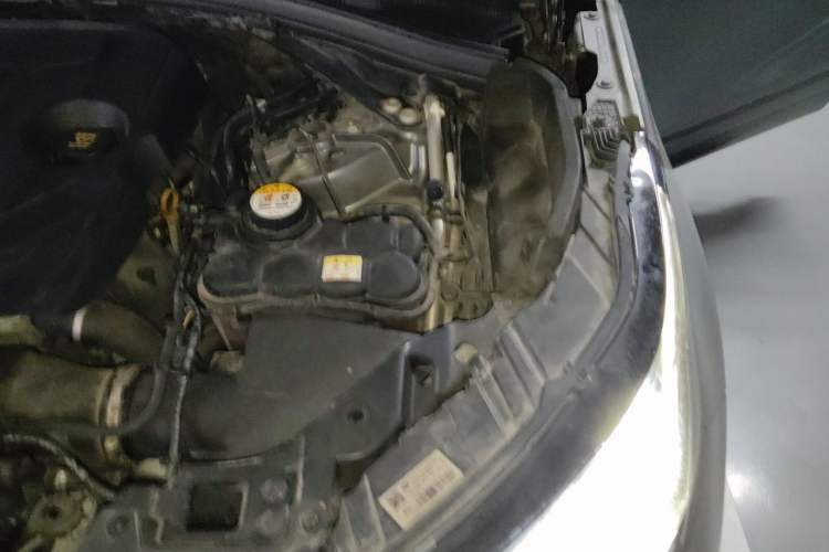Used Land Rover Range Velar 2018 P300 R-DYNAMIC S Engine Bay Left