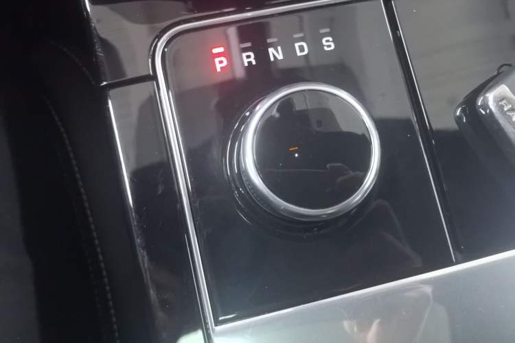 Used Land Rover Range Velar 2018 P380 R-DYNAMIC SE Gear Lever