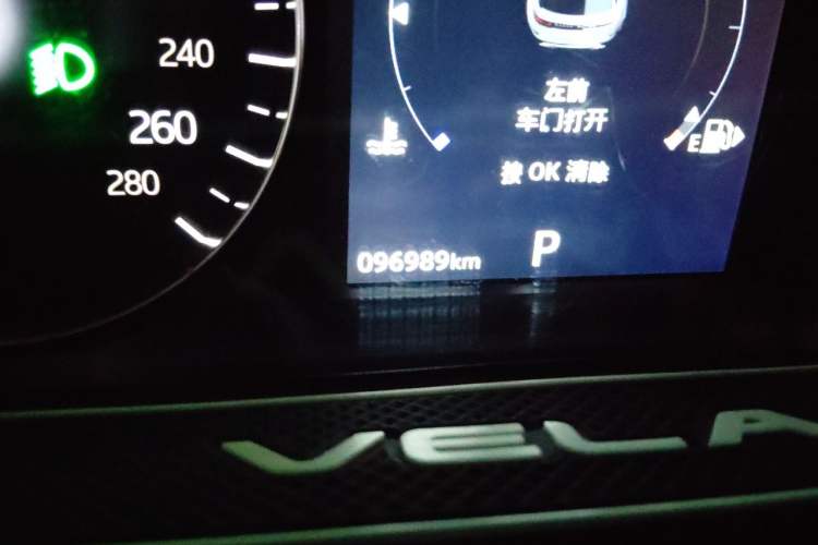 Used Land Rover Range Velar 2018 P300 R-DYNAMIC S Odometer Close Up