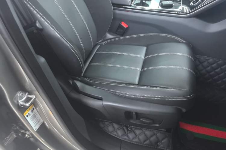 Used Land Rover Range Velar 2018 P380 R-DYNAMIC SE Right Front Seat