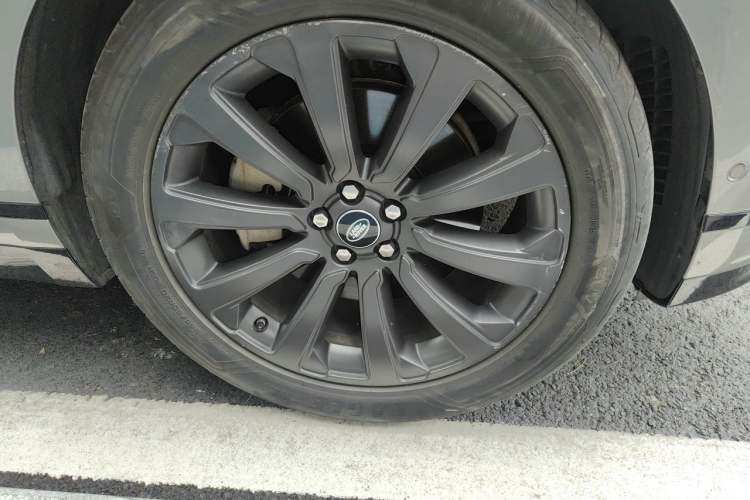 Used Land Rover Range Velar 2018 P380 R-DYNAMIC SE Right Front Wheel Hub