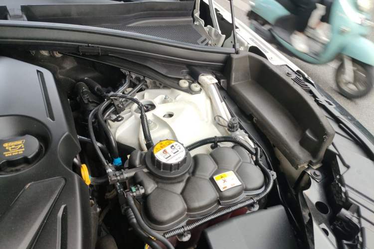 Used Land Rover Range Velar 2018 P300 R-DYNAMIC S Engine Bay Left