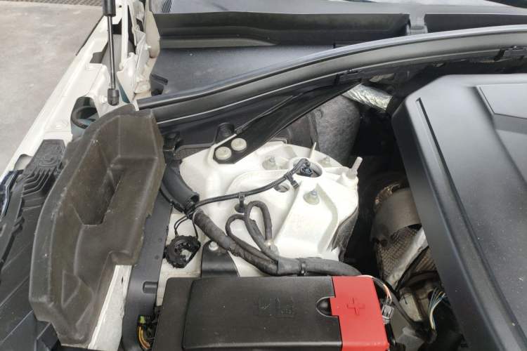Used Land Rover Range Velar 2018 P300 R-DYNAMIC S Engine Bay Right
