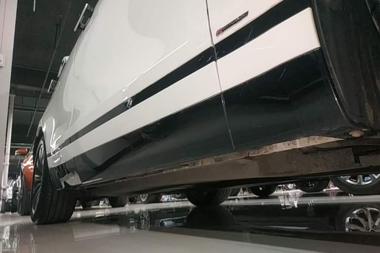 Used Land Rover Range Velar 2018 P380 R-DYNAMIC SE Right Side Sill