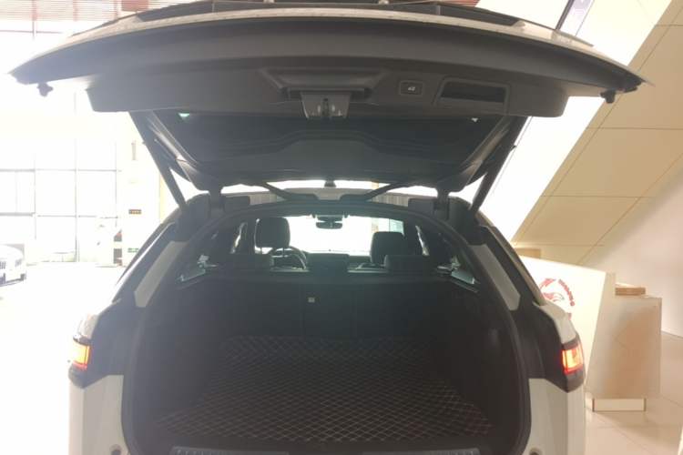 Used Land Rover Range Velar 2018 P300 R-DYNAMIC S Trunk