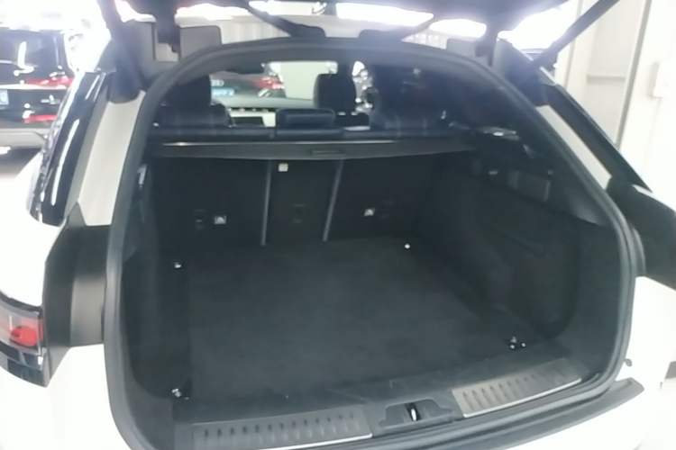 Used Land Rover Range Velar 2018 P380 R-DYNAMIC SE Trunk
