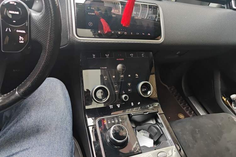 Used Land Rover Range Velar 2019 250 PS Audio And AC Panel