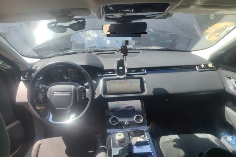 Used Land Rover Range Velar 2019 250 PS Center Console