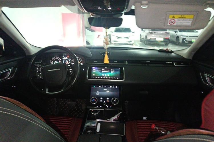 Used Land Rover Range Velar 2019 250 PS Center Console