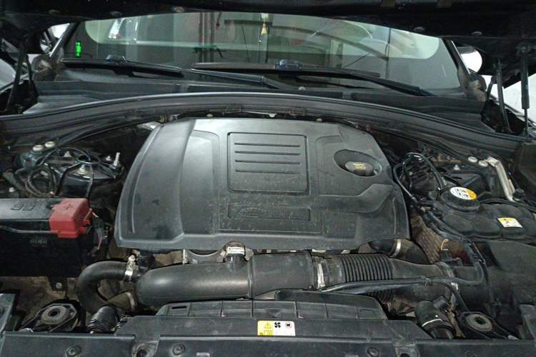 Used Land Rover Range Velar 2019 250 PS Engine Bay