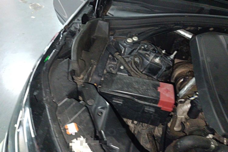 Used Land Rover Range Velar 2019 250 PS Engine Bay Right