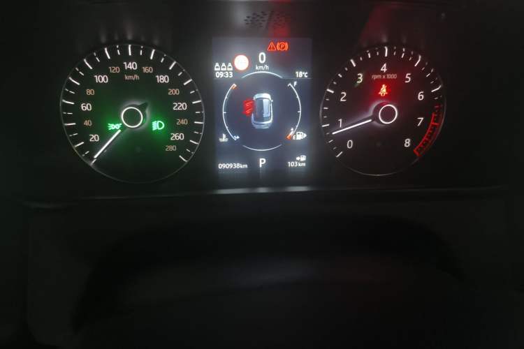 Used Land Rover Range Velar 2019 250 PS R-DYNAMIC S Odometer Close Up