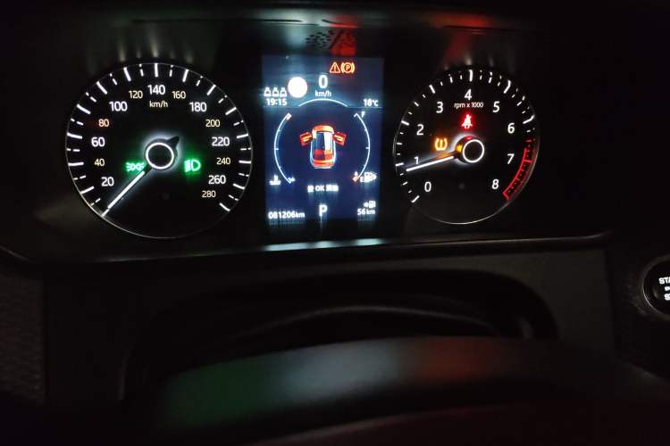 Used Land Rover Range Velar 2019 250 PS Odometer Close Up