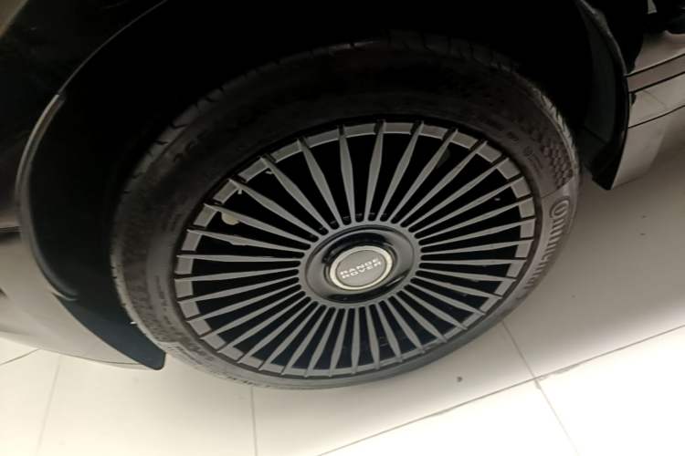 Used Land Rover Range Velar 2019 250 PS Right Rear Wheel Hub