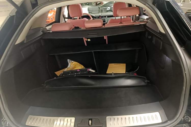 Used Land Rover Range Velar 2019 250 PS Trunk