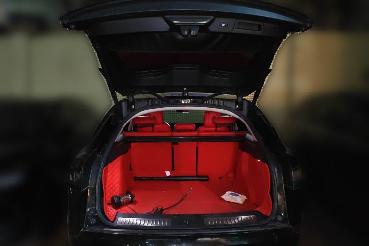 Used Land Rover Range Velar 2019 250 PS Trunk