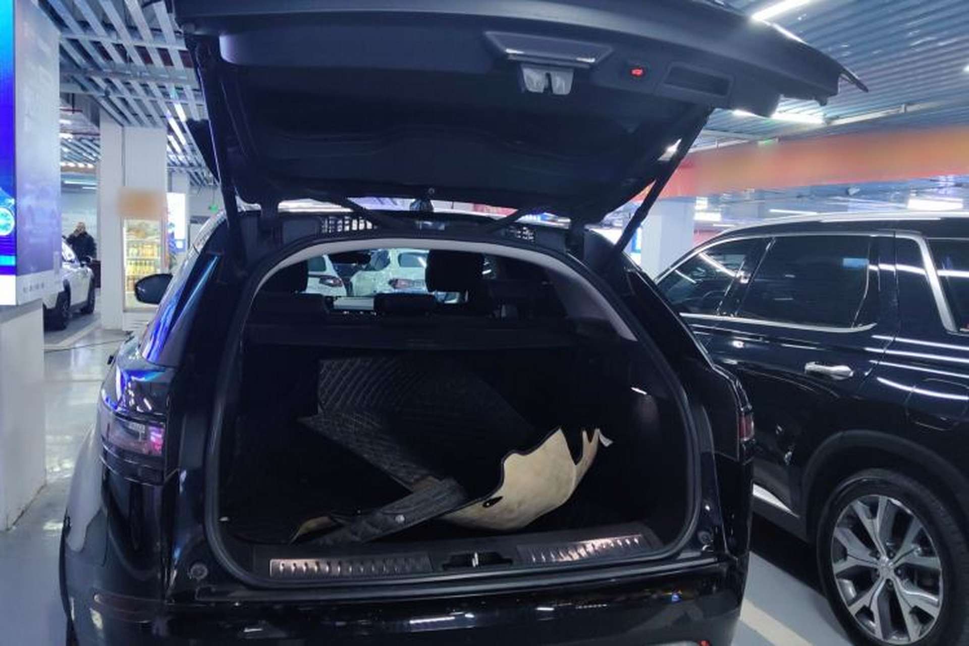 Used Land Rover Range Velar 2019 250 PS Trunk