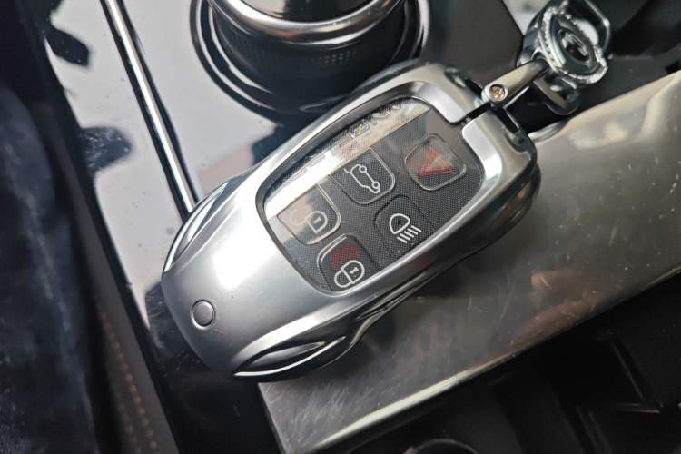 Used Land Rover Range Velar 2019 250 PS Vehicle Key
