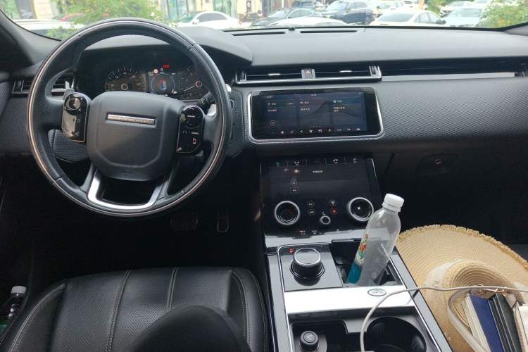 Used Land Rover Range Velar 2019 250 PS R-DYNAMIC S Center Console